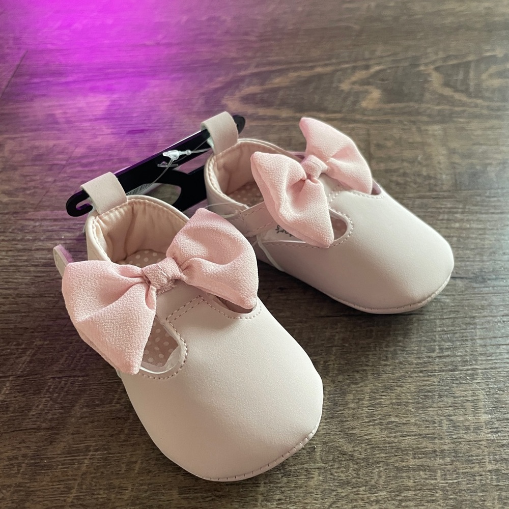 NWT Pink Carter’s Baby Shoes with Bow (0-3 mo)
